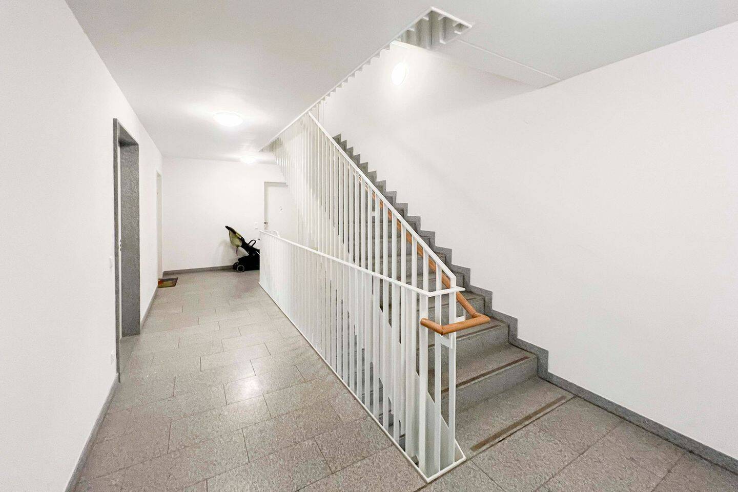 Sofort bezugsfrei: Neuwertige 2-Zimmer-Wohnung mit überdachtem Balkon inkl. Garagenstellplatz! – 80807 München – Vorschaubild 10