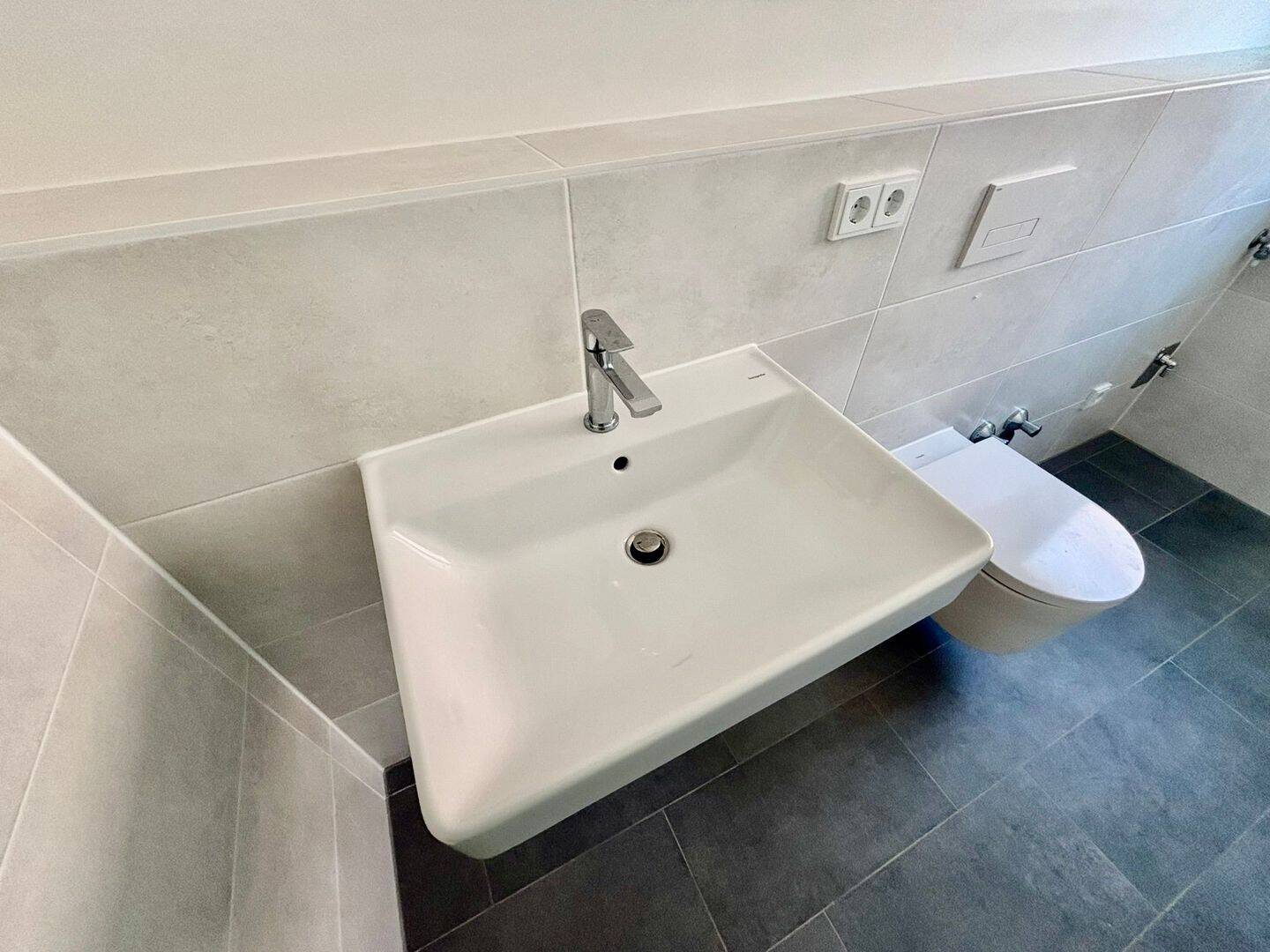 3 Zimmer mit Einbauküche, Tageslichbad, Gäste-WC, Keller und Lift – 65189 Wiesbaden – Vorschaubild 11
