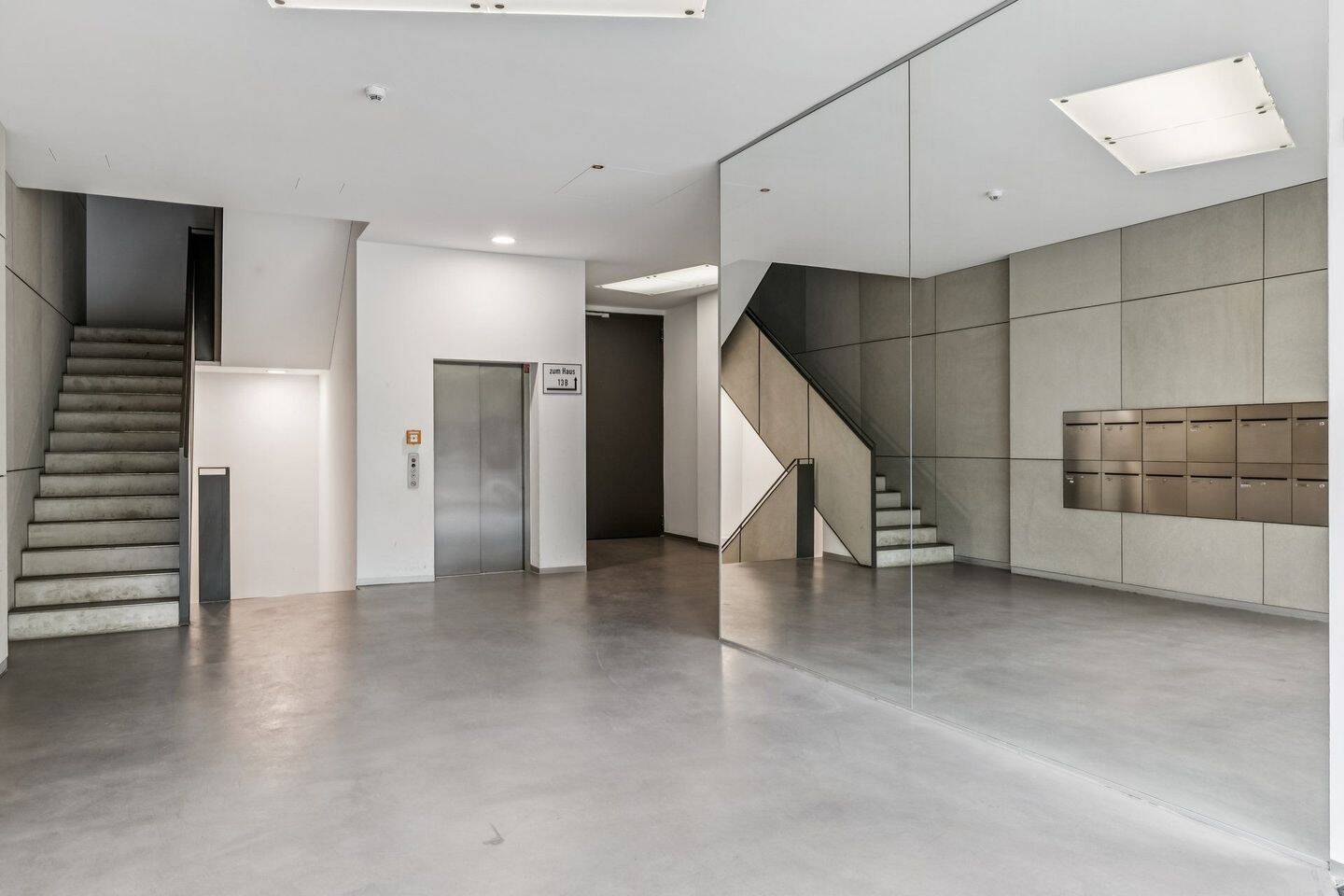 Hochwertiges Wohnen in GRAFT-Architektur – stilvolle 2-Zimmer-Wohnung mit Balkon – 10119 Berlin – Vorschaubild 10