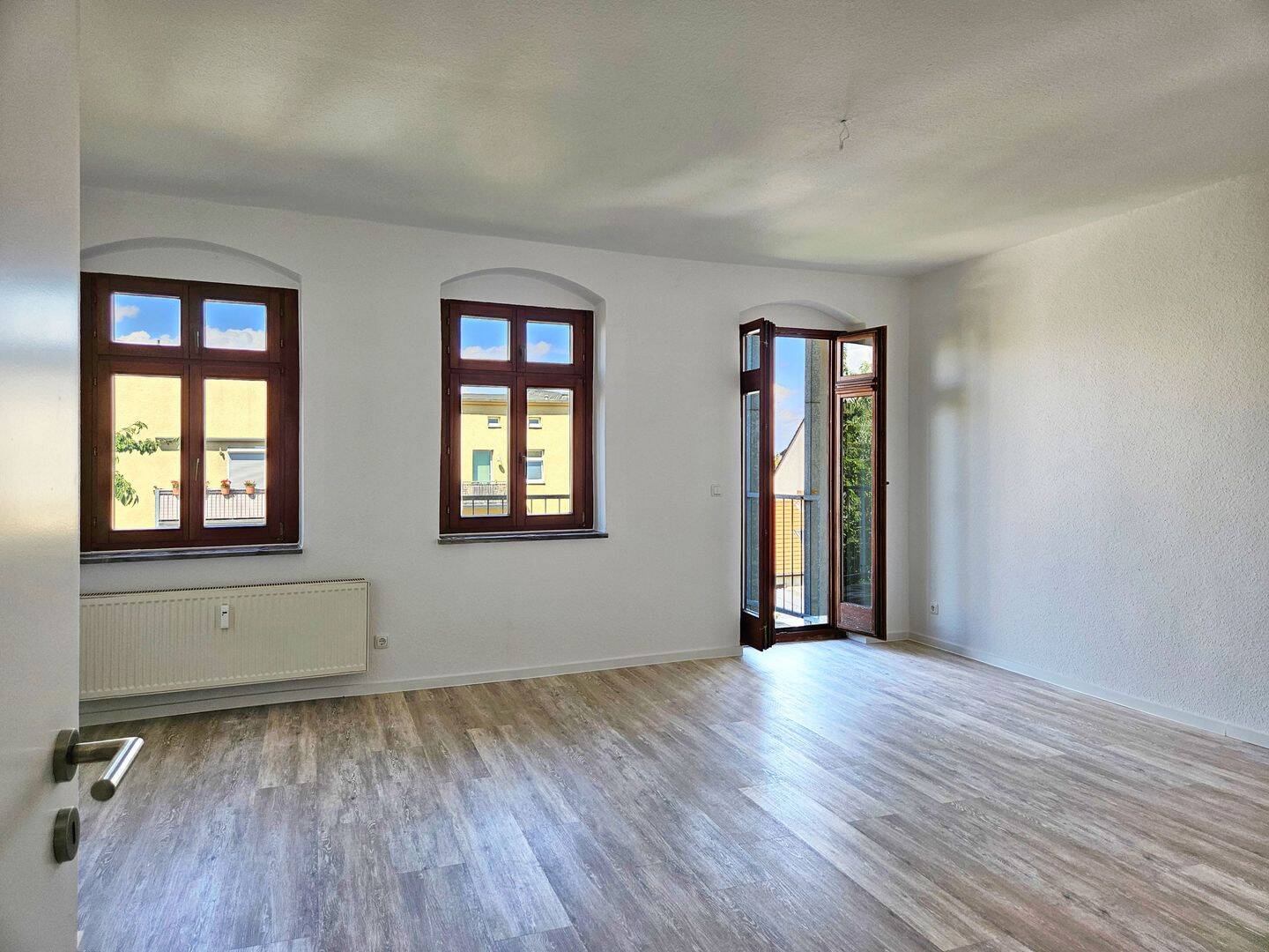 Mit Video: Frisch sanierte große 2-Raumwohnung im Dachgeschoss