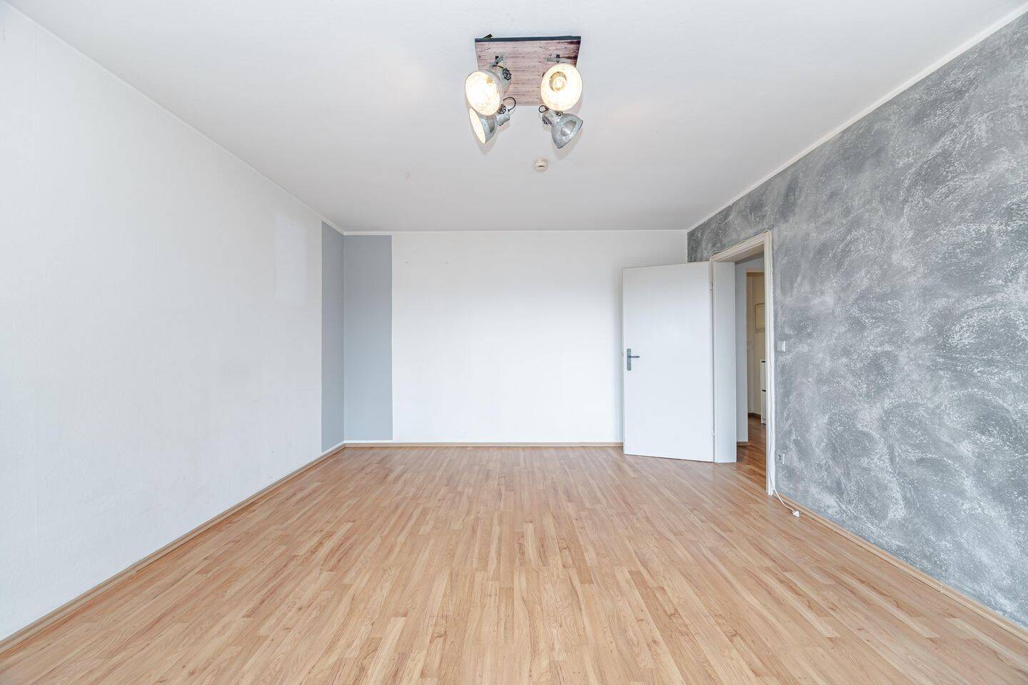 Bezugsfreie 2-Zimmer-Wohnung mit großzügiger Süd-Loggia und gepflegtem Zustand – 80992 München – Vorschaubild 4
