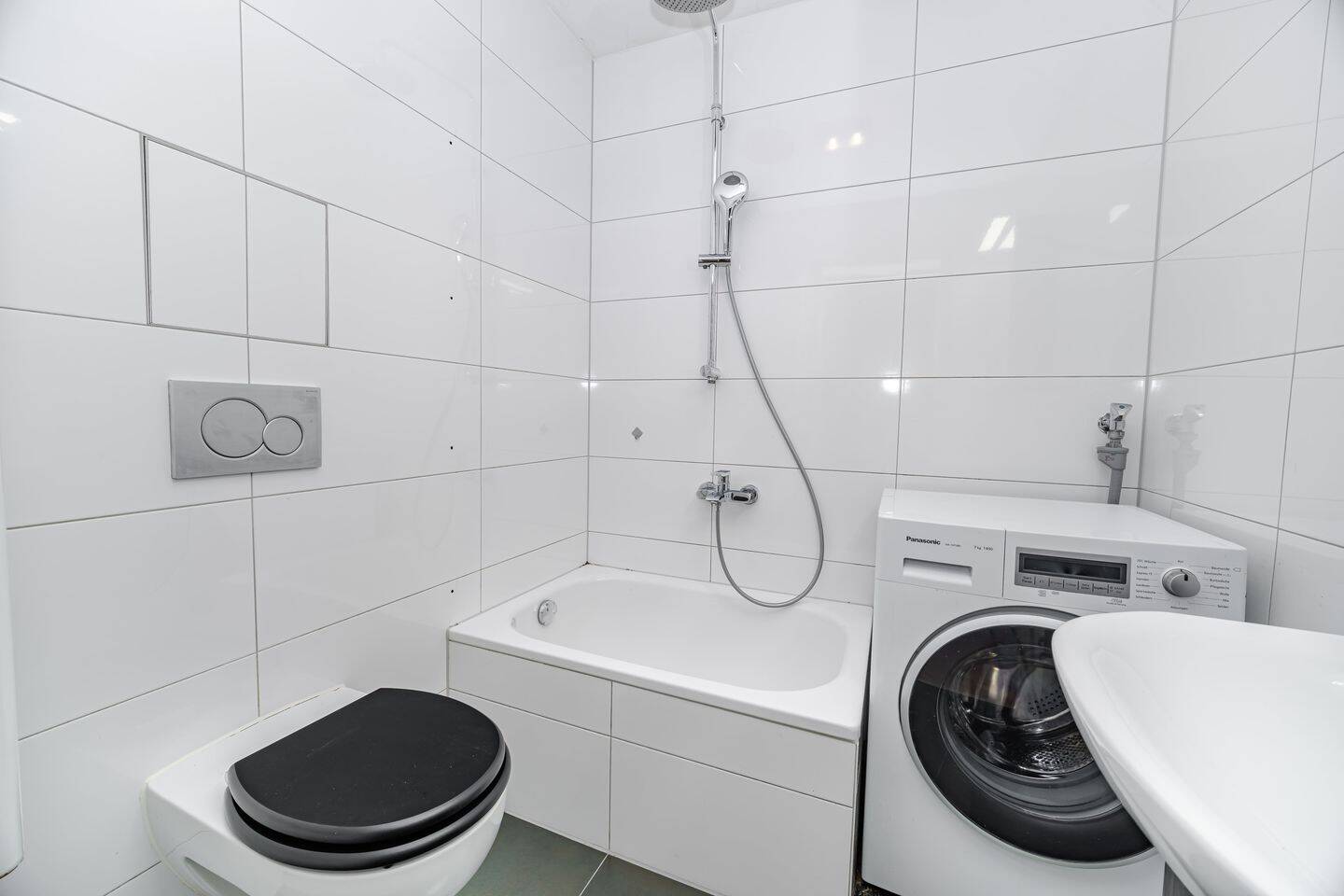 Bezugsfreie 2-Zimmer-Wohnung mit großzügiger Süd-Loggia und gepflegtem Zustand – 80992 München – Vorschaubild 8