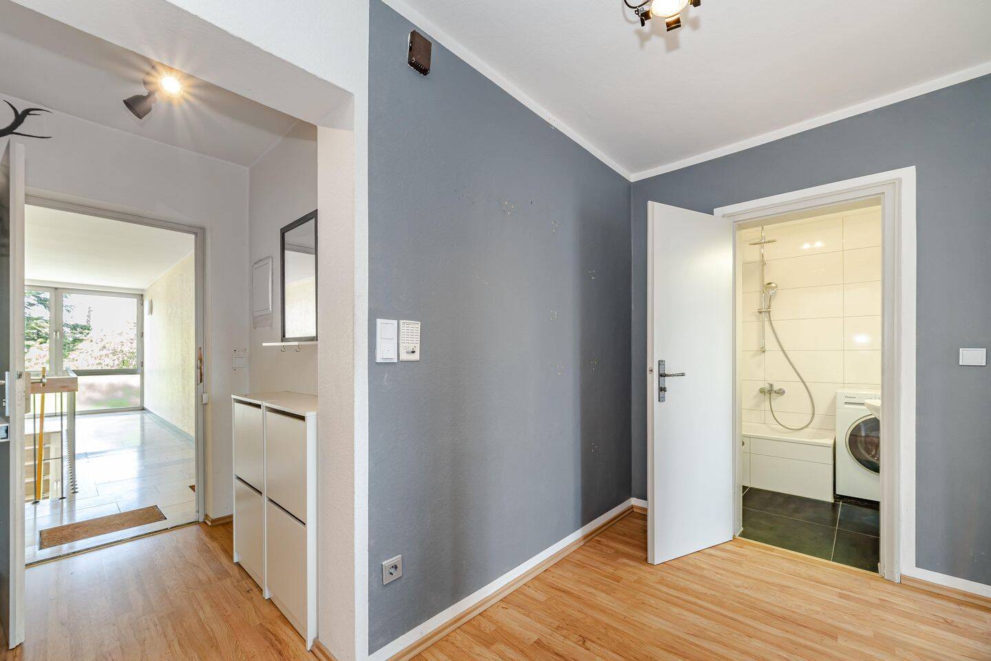 Bezugsfreie 2-Zimmer-Wohnung mit großzügiger Süd-Loggia und gepflegtem Zustand – 80992 München – Vorschaubild 9