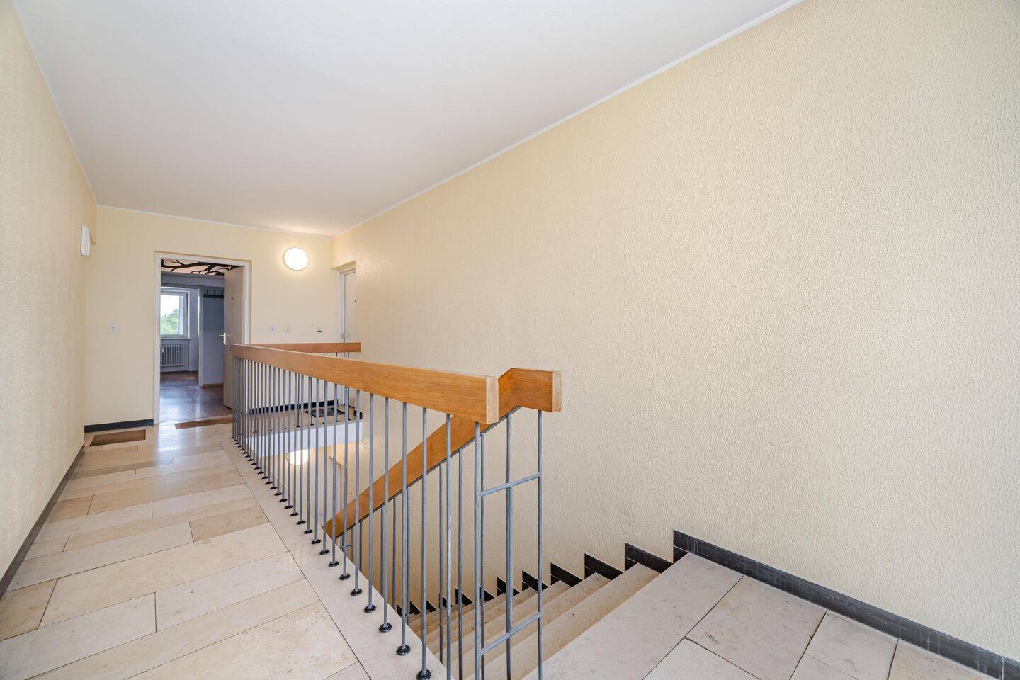 Bezugsfreie 2-Zimmer-Wohnung mit großzügiger Süd-Loggia und gepflegtem Zustand – 80992 München – Vorschaubild 11