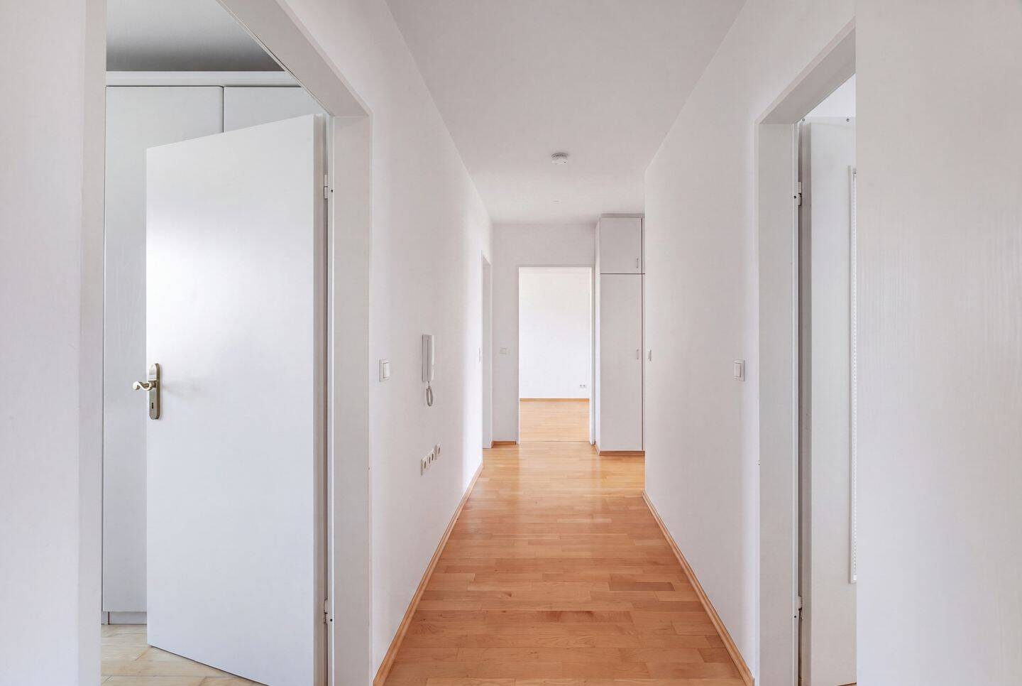 Großzügige 4-Zimmerwohnung mit viel Potenzial und 2 Balkonen – 80686 München – Vorschaubild 7