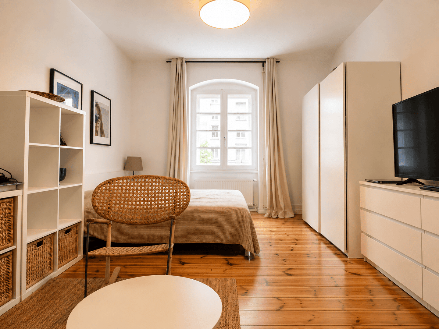 Stilvolle Altbauwohnung mit Einbauküche und klassischem Dielenboden – 13581 Berlin – Vorschaubild 2