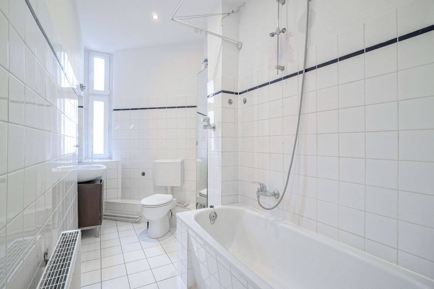 Stilvolle Altbauwohnung mit Einbauküche und klassischem Dielenboden – 13581 Berlin – Vorschaubild 4