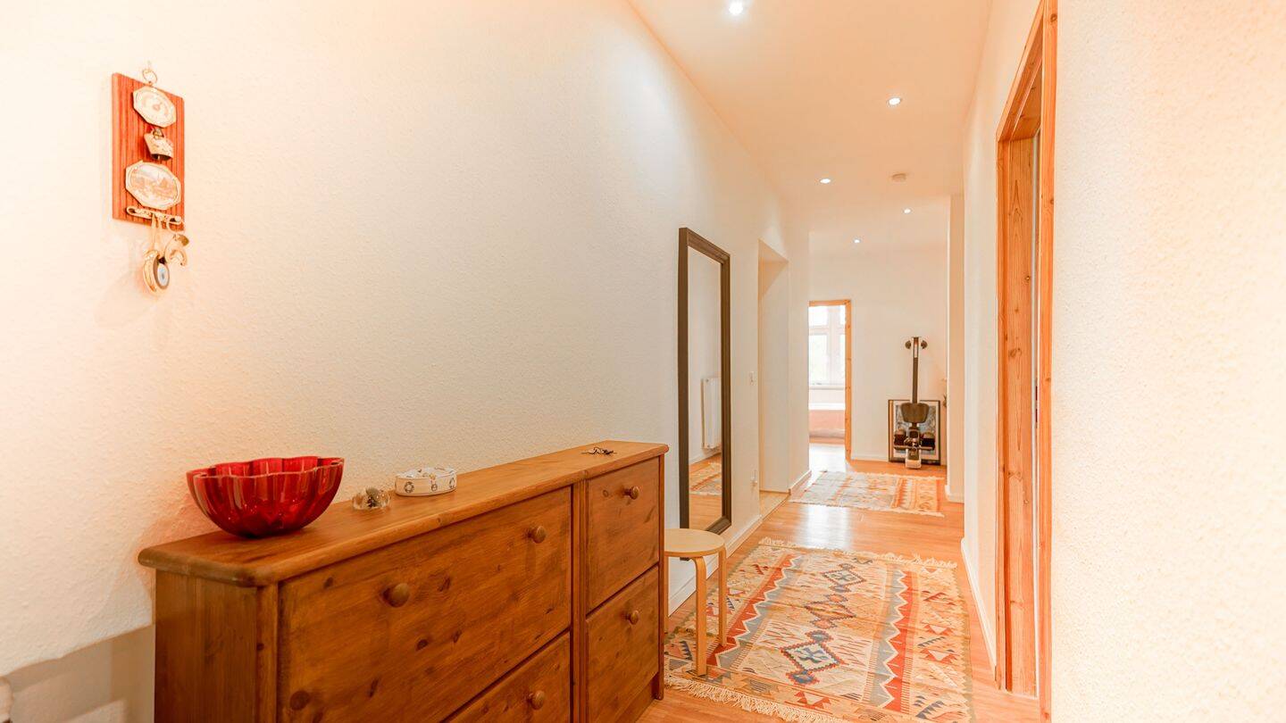 Stilvolle Altbauwohnung mit Einbauküche und klassischem Dielenboden – 13581 Berlin – Vorschaubild 5
