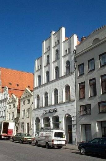 Wahmstraße 2 Zimmerwohnung–sehr ruhige Lage–großes Voll-Bad–Gartennutzung