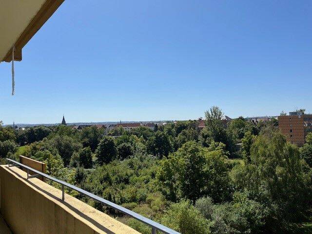Geräumige Familienwohnung mit Balkon und besten Ausblick | EBK auf anfrage dazu, 8058 Zwickau