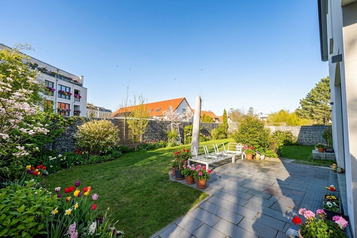 Eleganz und Lebensqualität in moderner Architektenvilla mit Pool !