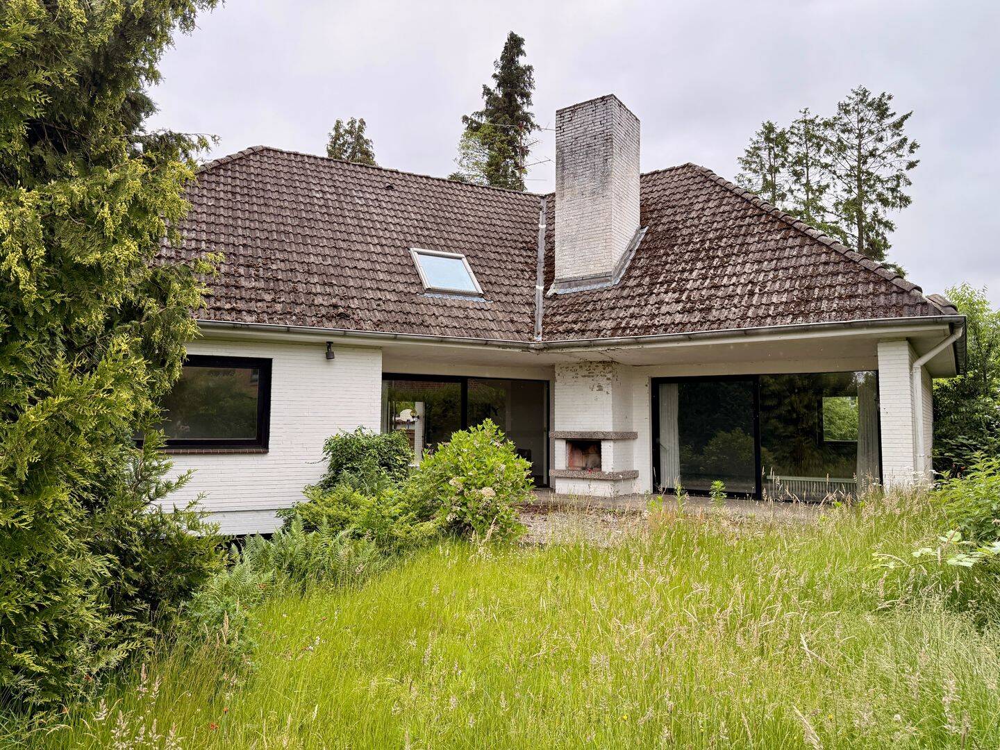 Repräsentatives Haus zum Verwirklichen auf großem eingewachsenen Grundstück, 25451 Quickborn