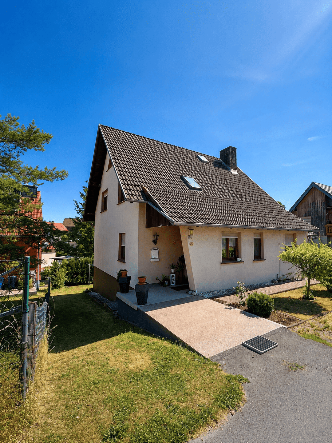 Familienfreundlich wohnen in ruhiger Lage – Einfamilienhaus mit Kamin, Garten, Garage & Carport, 98634 Birx