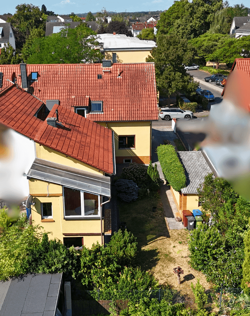 Zwei Gebäude auf grünem Grundstück: Doppelhaushälfte mit Hinterhaus in Hattersheim-Okriftel, 65795 Hattersheim am Main