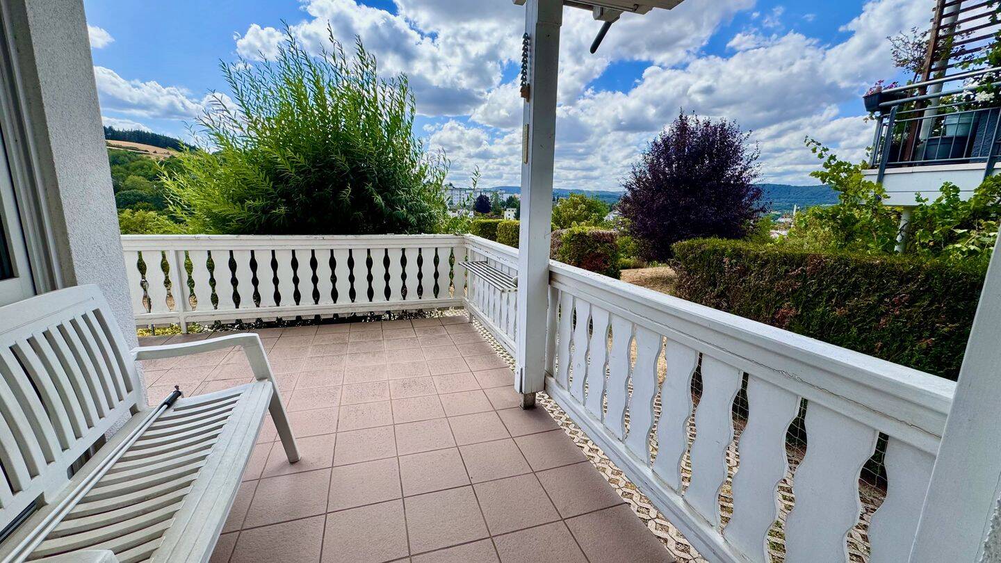 Weite und Ausblick – 4-Zimmer-Hanggeschosswohnung (ca. 97 qm) mit großer Terrasse/Balkon und Tiefgaragenplatz, 54329 Konz