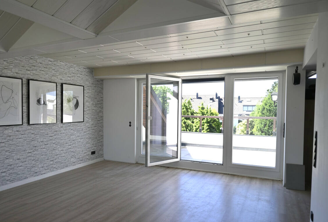 Charmante Dachwohnung mit sonniger Dachterrasse, 45357 Essen (Bedingrade Borbeck-Mitte Dellwig Frintrop Gerschede)