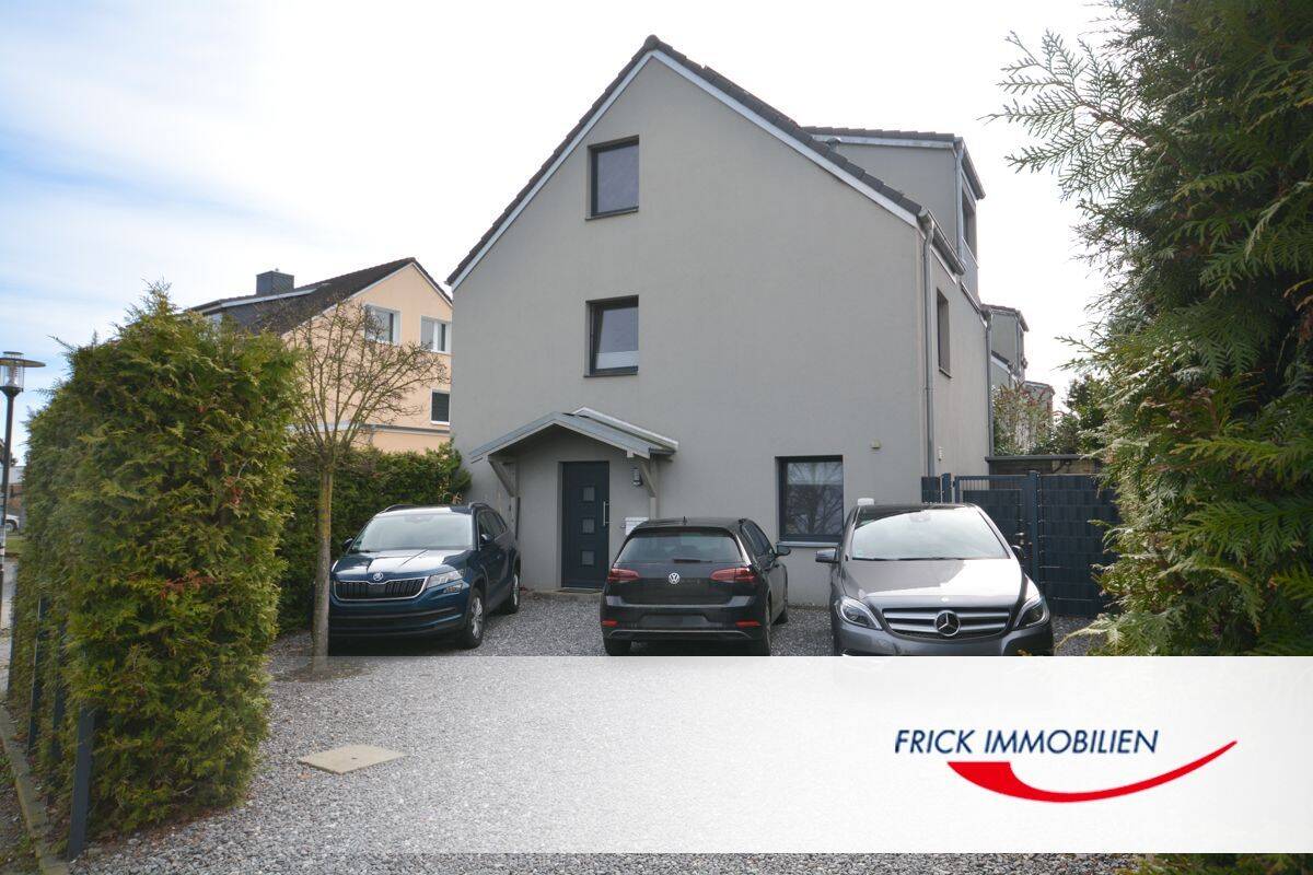 Modernes Einfamilienhaus mit Studio im DG und Pkw-Stellplätzen, 23611 Bad Schwartau