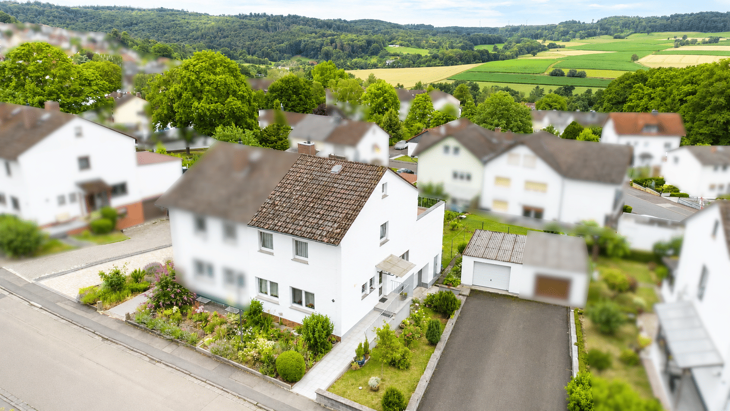 Einziehen und wohlfühlen- Stilvoll renovierte Doppelhaushälfte mit Gartenidylle, 35315 Homberg (Ohm)