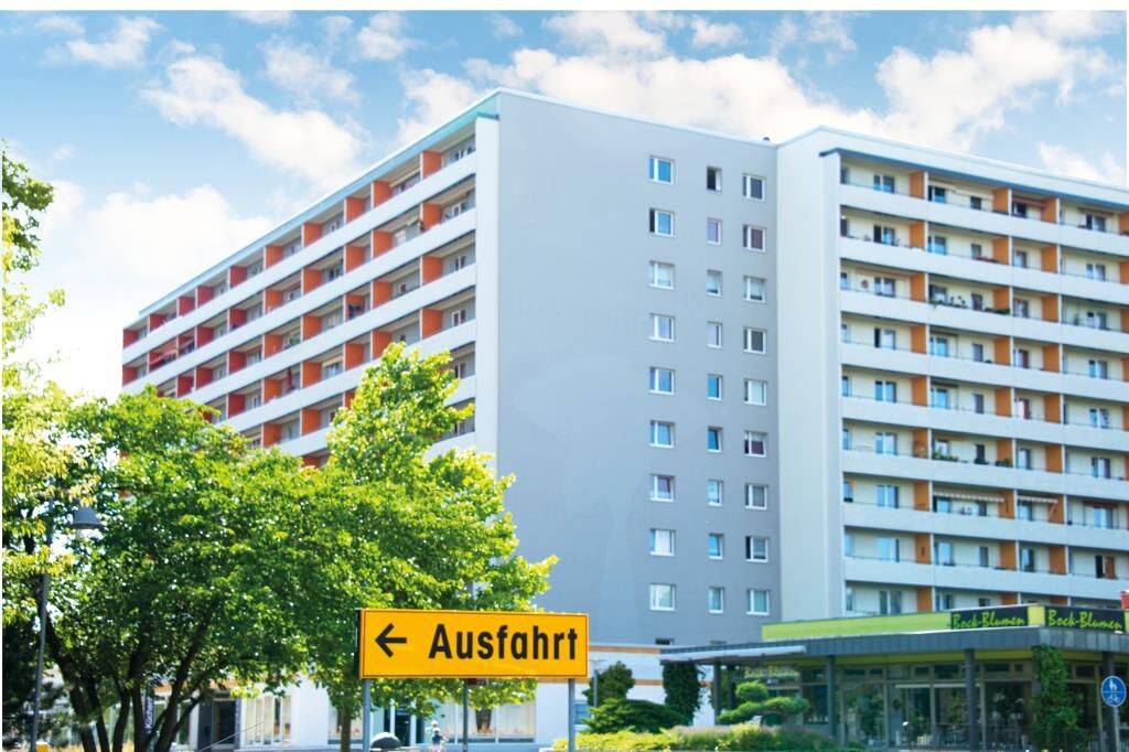 Große 4-Raumwohnung mit Abstellkammer, Balkon und Aufzug im Stadtzentrum, 2977 Hoyerswerda