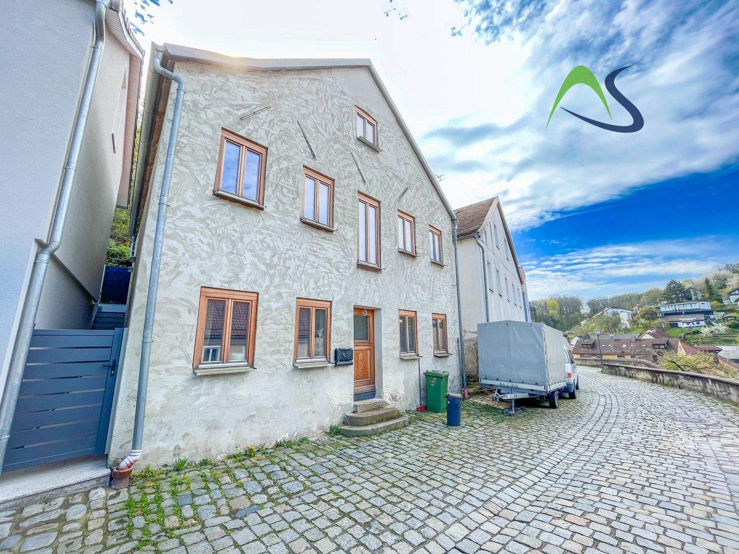 Wohnen mit Geschichte – liebevoll saniertes Haus mit Dachterrasse am Fuße des Schlossbergs, 93086 Wörth a.d. Donau (Wörth)