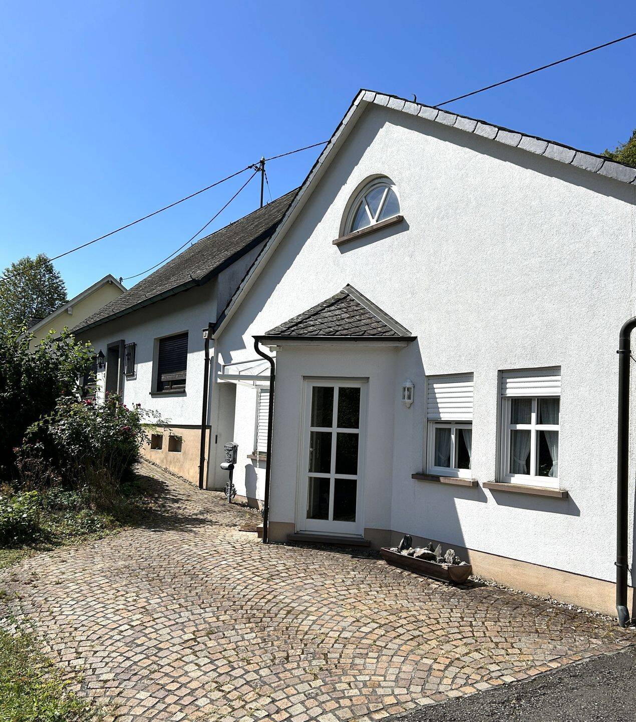 Riveris, Wohnhaus mit zusätzl. derzeitigen Bürogebäude mit Mieteinnahme, sowie Garagen, 54317 Riveris