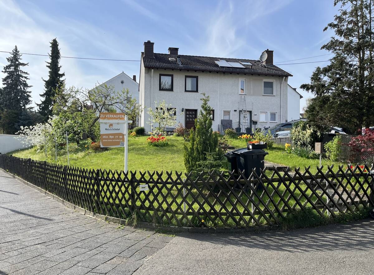 Sanierungsbedürftig, aber WOW! Unter Bodenrichtwert! DHH mit großem Garten in Wiesbaden Kohlheck!, 65199 Wiesbaden (Biebrich Dotzheim Frauenstein Wiesbaden)