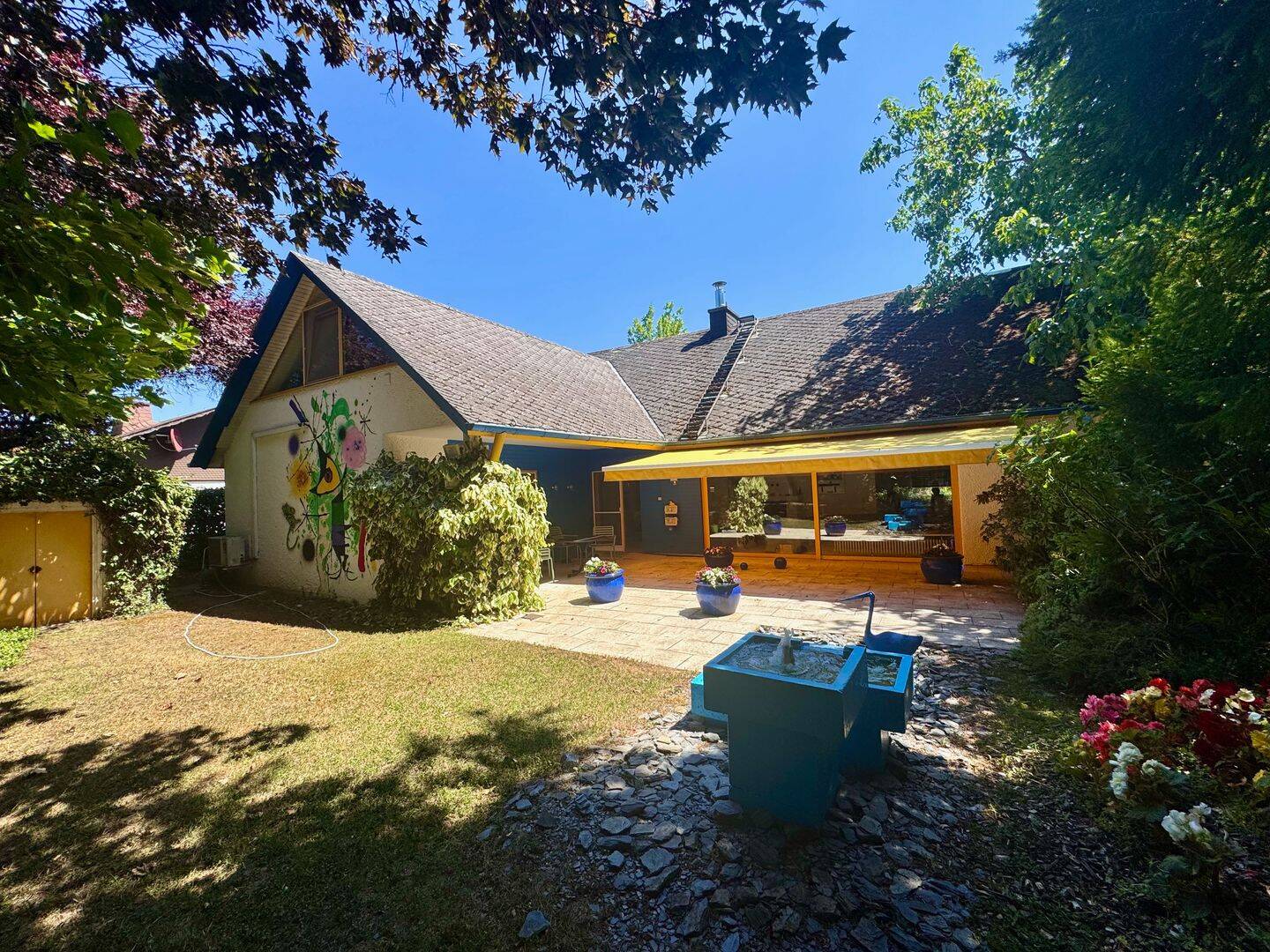 Wohnen mit Gefühl: Stilvoller Winkelbungalow für Menschen, die das Besondere suchen, ca. 290 qm Wohn- und Nutzfläche, Garten, Terrasse und Balkon in K, 54329 Konz