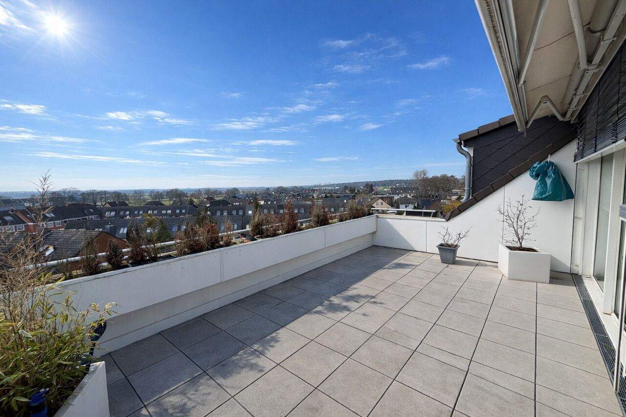 Ihr neues IMMOBILIEN QUARTIER: 2 traumhafte ETW mit Dachterrasse, Kamin, Sauna, 2 Garagen in Garbsen, 30823 Garbsen