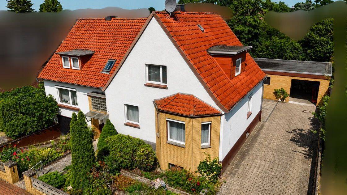 Ein Zuhause mit Potenzial: Haus mit großem Grundstück & vermieteter Lagerfläche, 30823 Garbsen