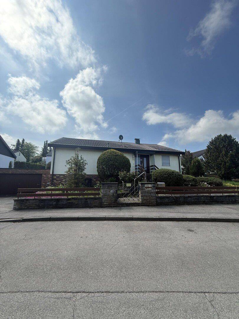 Verkauf eines Einfamilienhauses mit Doppelgarage und großzügigem Garten, 71735 Eberdingen