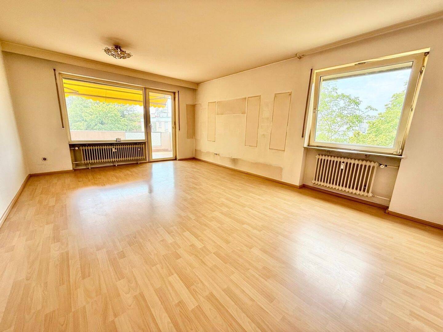 Helle 2 Zimmer-Wohnung mit Balkon und Garage, 66424 Homburg