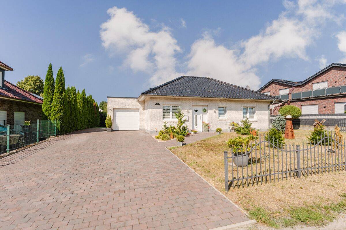 Gepflegter Bungalow mit Garage und großzügigem Garten, 49843 Uelsen