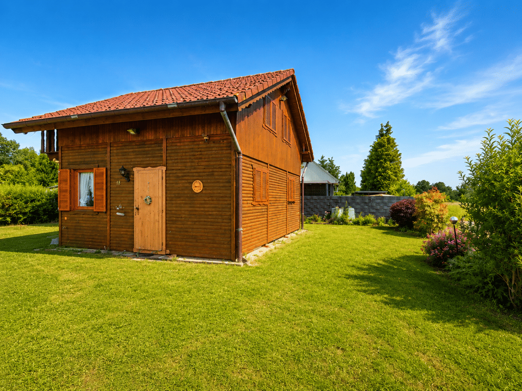 Ruhig gelegenes Ferienhaus in massiver Holzbauweise mit Terrasse, Balkon, Garage und pflegeleichtem Garten, 14774 Brandenburg an der Havel (Kirchmöser Mahlenzien Plaue)