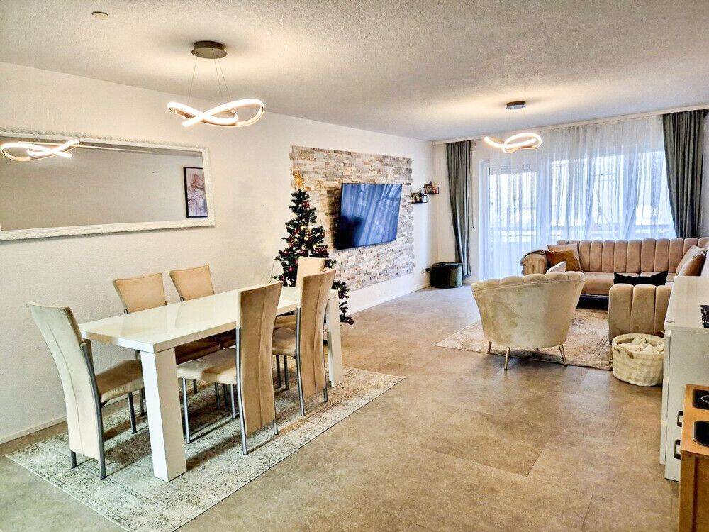 Renovierte 3-Zimmer-Wohnung mit Stellplatz und XXL-Balkon, 73240 Wendlingen am Neckar