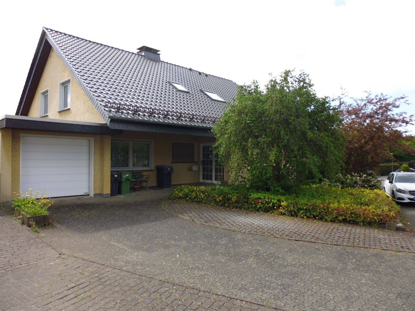 Großes Einfamilienhaus mit Einliegerwohnung in guter Wohnlage von Warstein, 59581 Warstein