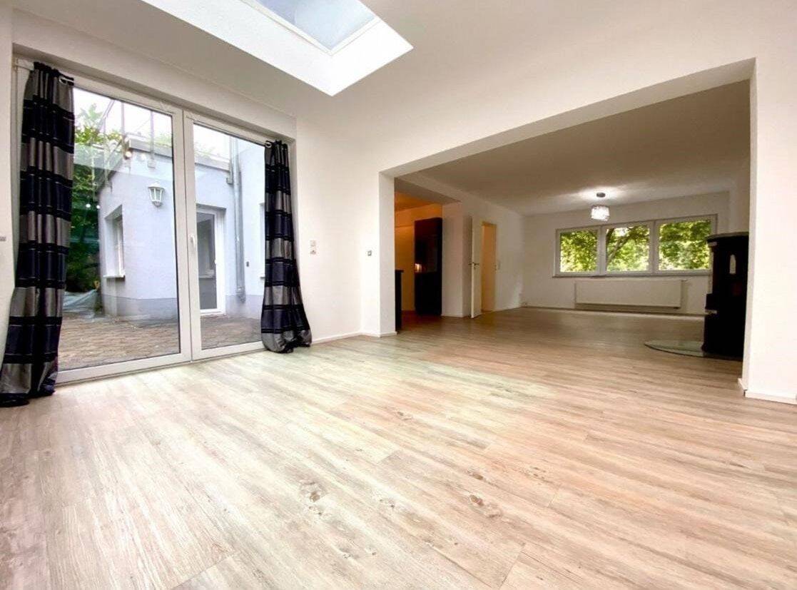 Modernes, gemütliches Zuhause mit Kamin und Terrasse Nähe Uni Tarforst