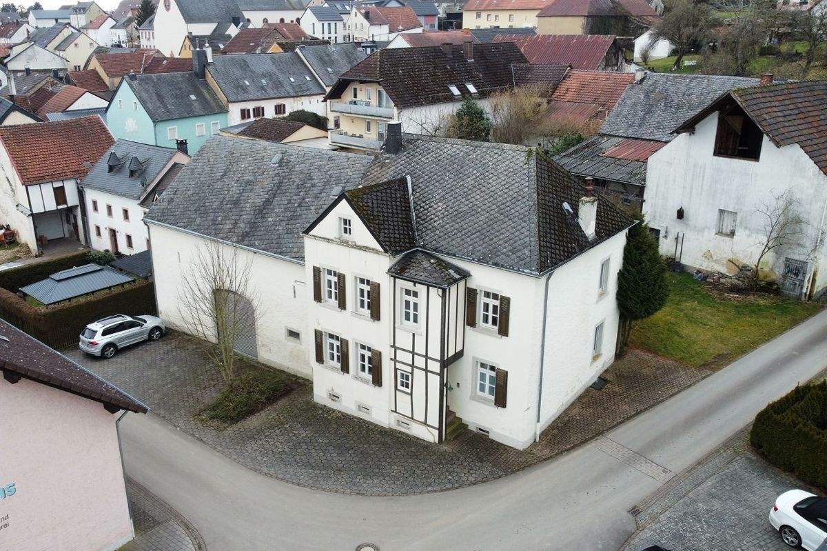 Zuhause finden in Gindorf – Praktisches Einfamilienhaus mit großer Scheune, 54657 Badem