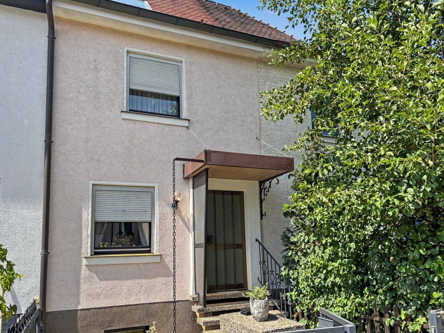 Charmantes Reihenmittelhaus mit Garten, besonderem Grundriss und zwei Garagen, 90513 Zirndorf