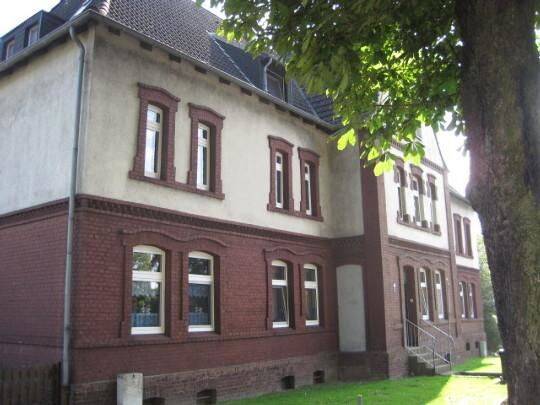 2 Zimmer in ruhiger Lage -Wir übernehmen das Renovieren für Sie ! –