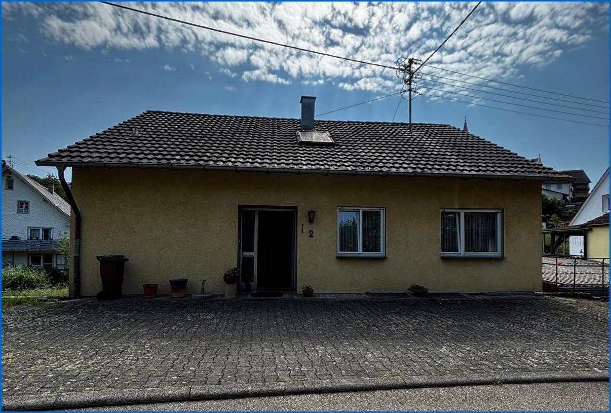Raum für Ideen – Einfamilienhaus mit großem Grundstück und Ausbaupotenzial in Stockach-Hoppetenzell, 78333 Stockach