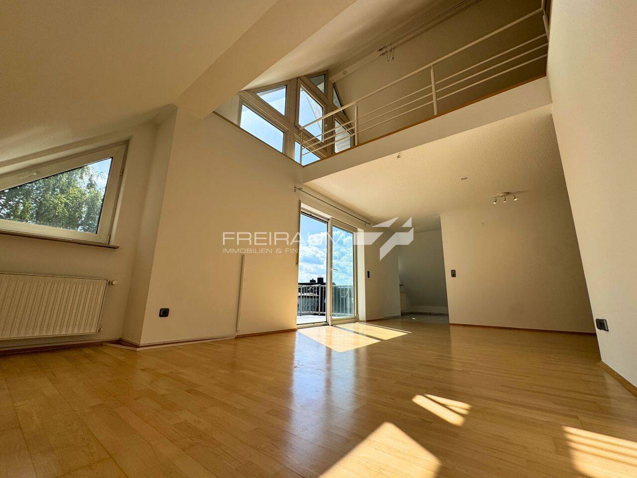 FREIRAUM4 +++ Über den Dächern von Siegen: Stilvolle Maisonette mit Galerie & Balkon in Top-Lage!, 57072 Siegen