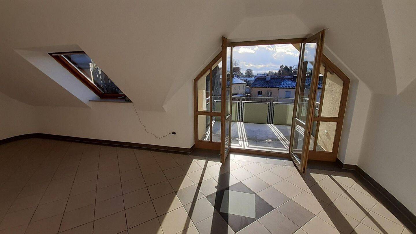 Gepflegte 3-Zimmer-Dachgeschosswohnung mit Balkon & Ausbaupotenzial – 67 m² in Aichach, 86551 Aichach