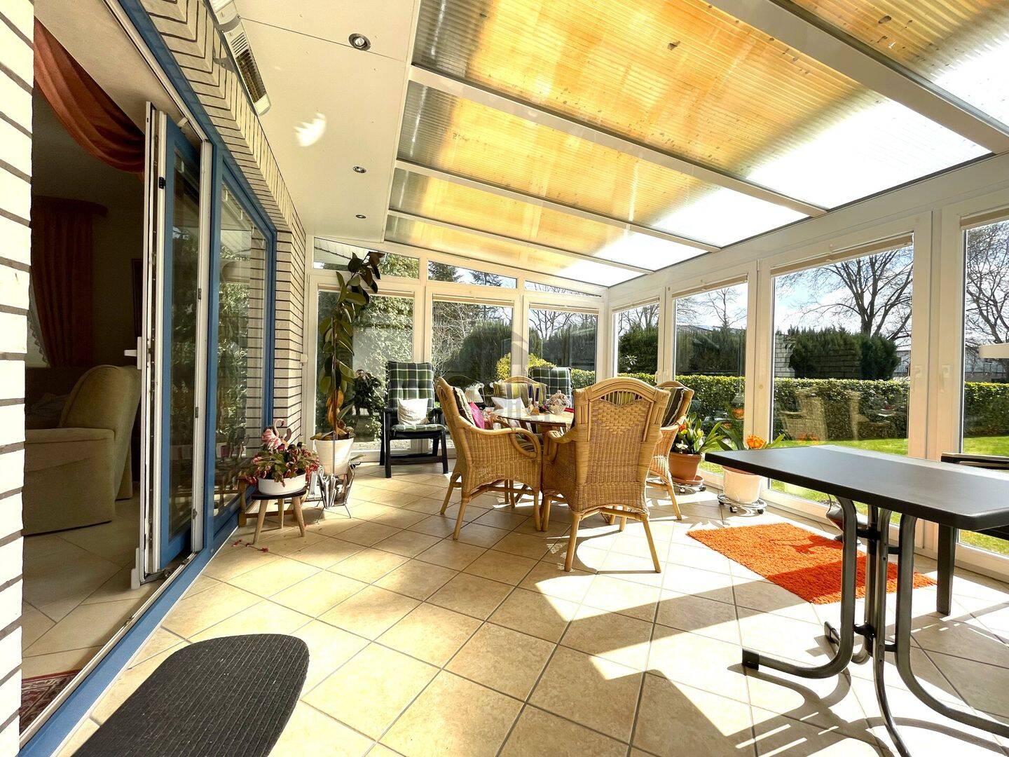 SONNENDURCHFLUTETE GARTENIDYLLE: BARRIEREARMER BUNGALOW MIT PANORAMA-WINTERGARTEN UND WEITBLICK, 27572 Bremerhaven (Fischereihafen Geestemünde Wulsdorf)