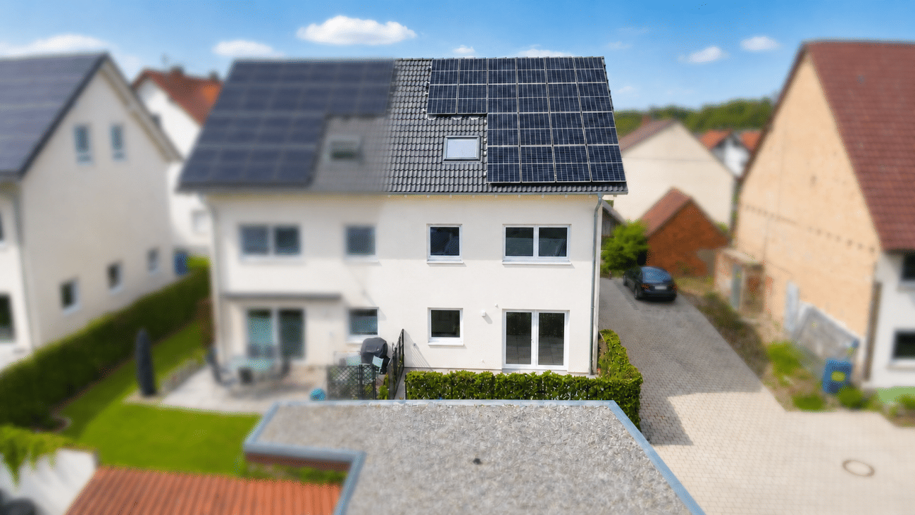 Nachhaltig wohnen in Äpfingen – Exklusive KfW-55-Doppelhaushälfte mit Erdwärme, PV und gehobener Ausstattung, 88437 Maselheim