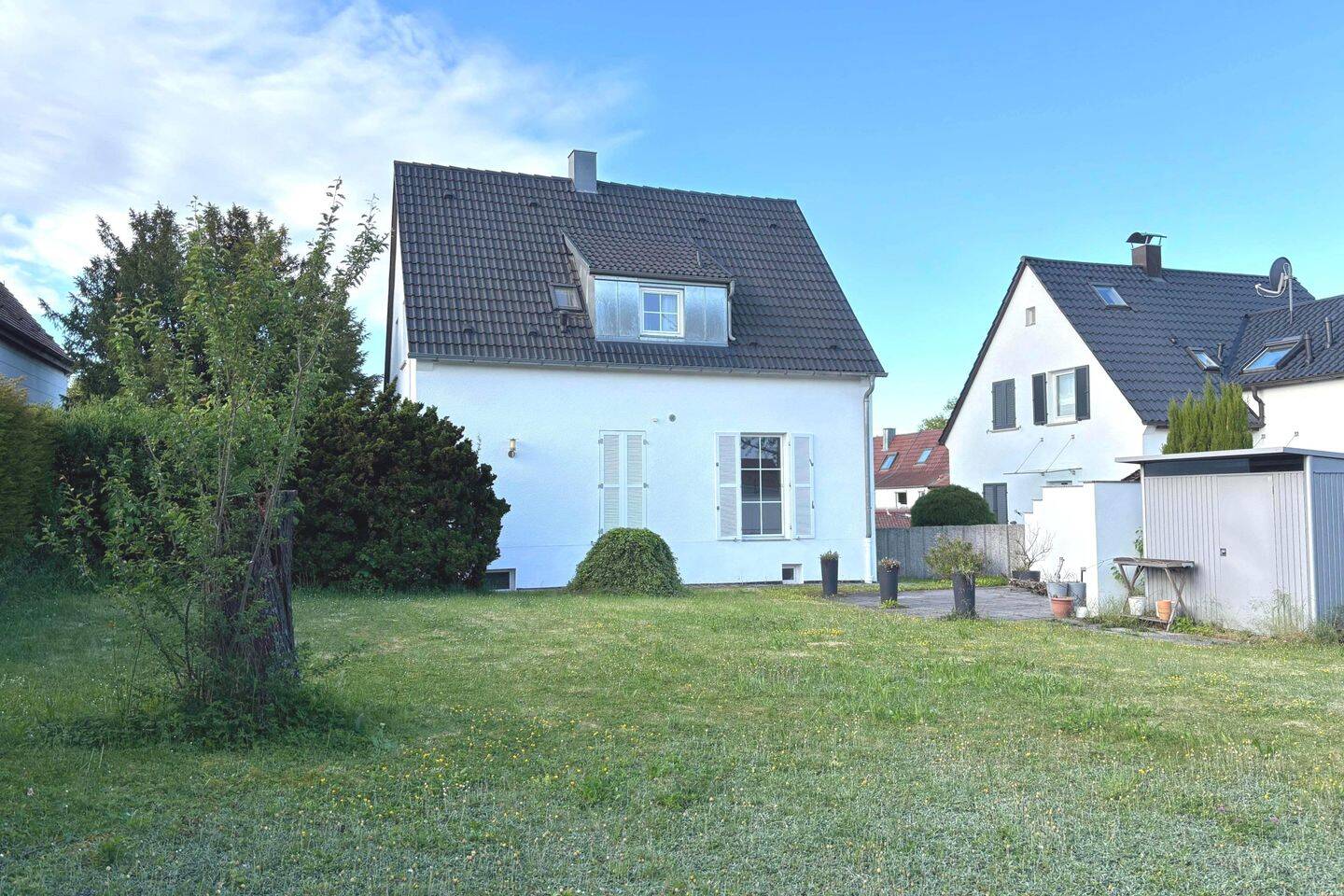 Freistehendes EFH mit sonnigem Garten in attraktiver Lage, renoviert, sofort beziehbar, 70499 Stuttgart