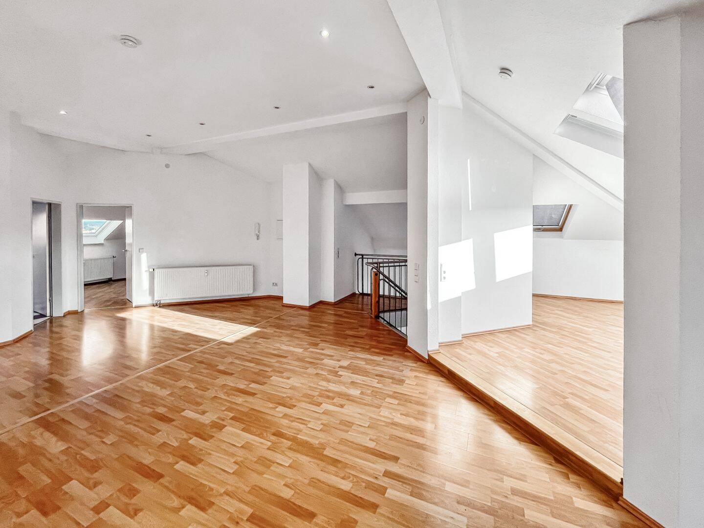 Wo Licht den Raum erfüllt – mit Blick über Dresden, bezugsfreie Dachgeschosswohnung, 1159 Dresden