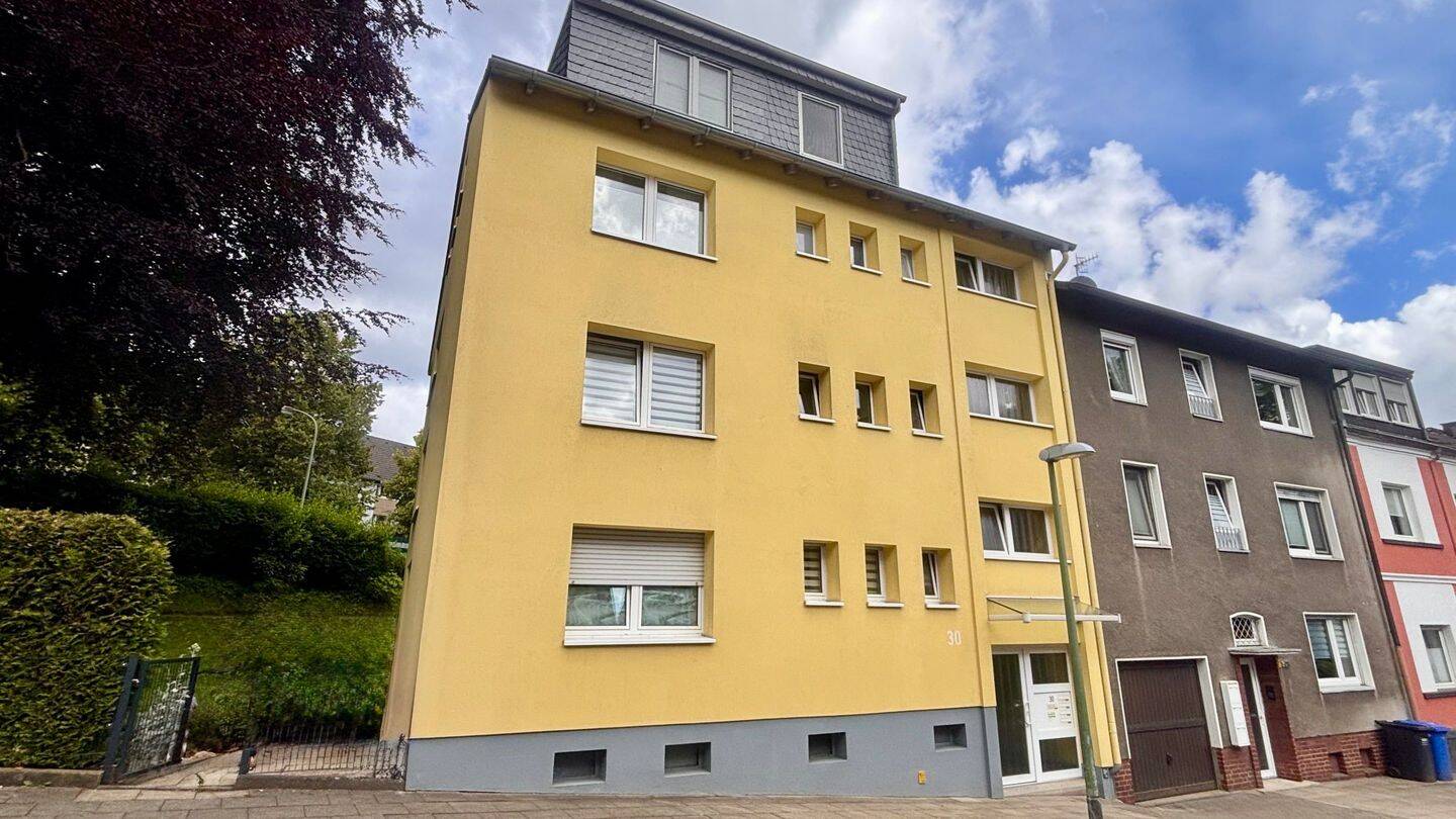 Einziehen und wohlfühlen: modernisierte DG-Wohnung, 4 Zimmer, Loggia, Klimaanlage und Gartennutzung, 45355 Essen (Bergeborbeck Bochold Borbeck-Mitte)
