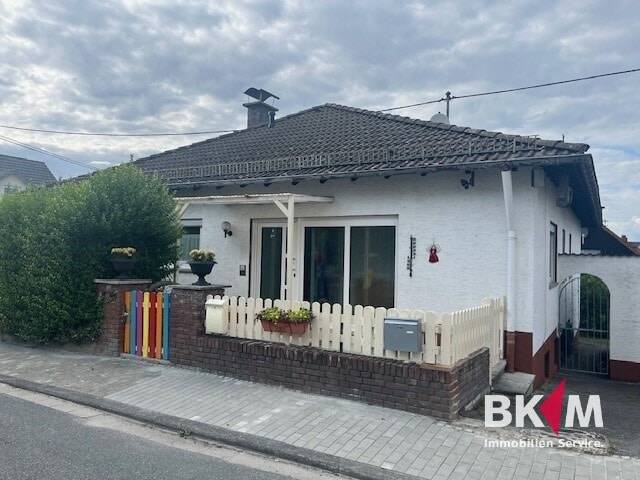 Großzügiger Walmdachbungalow mit Garten und Garage, 61273 Friedrichsdorf