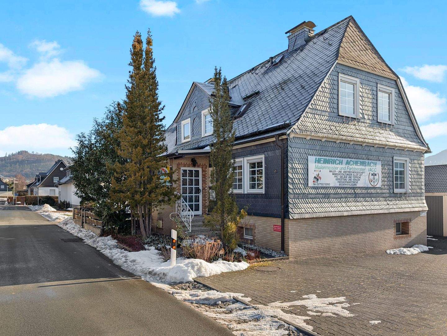 Attraktives Einfamilienhaus mit Garagenkomplex und Ausbaupotenzial, 57334 Bad Laasphe