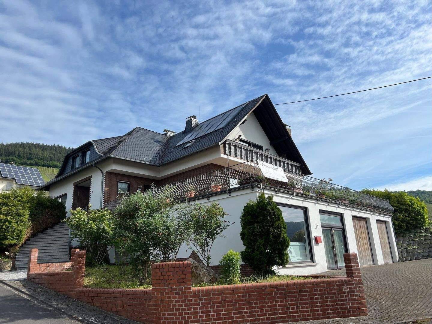 Kröv – Repräsentatives EFH mit großer Garage und traumhafter Sonnenterrasse, 54536 Kröv
